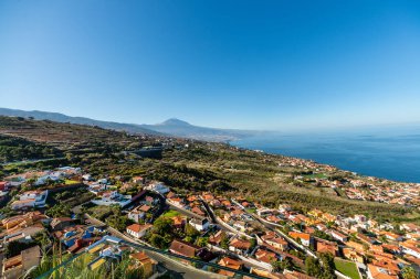 Güneşli bir günde Tenerife adasının arka planında Teide volkanı olan panoramik manzarası. Kanarya Adaları. İspanya