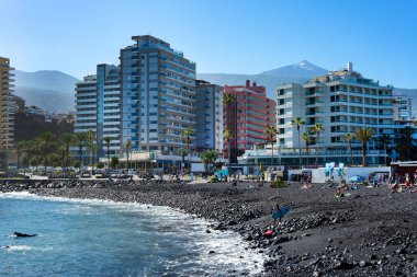 Puerto de la Cruz 'da plaj, tepesinde Teide volkanı. Tenerife, Kanarya Adaları. İspanya 