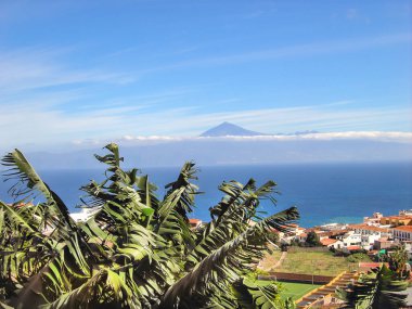 Arkasında Tenerife adası olan La Gomera adasındaki Agulo şehri manzarası. Kanarya Adaları. İspanya