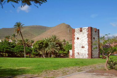 Torre del Conde (18. yüzyıl) ile birlikte San Sebastian de la Gomera, Kanarya Adaları 'nda park. İspanya