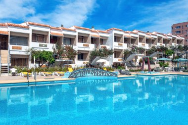 Tenerife 'de mavi gökyüzü olan yüzme havuzlu bir otel. Kanarya Adaları. İspanya