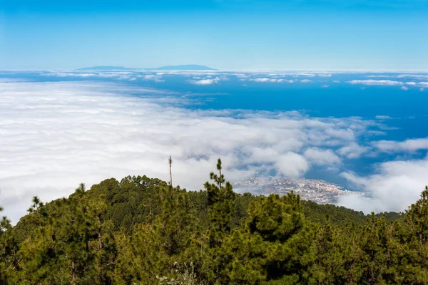 Arka planda La Palma adası ve aşağıda Puerto de la Cruz şehri bulunan Tenerife adasından görüntü. Kanarya Adaları. İspanya