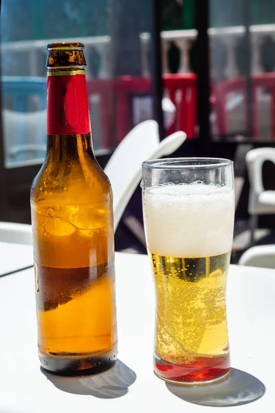Botella Vaso Cerveza Una Mesa Bar Aire Libre Día Soleado — Foto de Stock