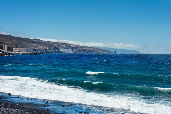 Ondas Atingindo Uma Praia Areia Preta Dia Ensolarado Tenerife Ilhas — Fotografia de Stock