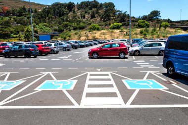 Güneşli bir günde halka açık bir otoparkta engelliler için park yeri.