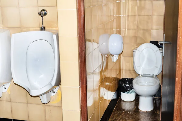 Publiczna Łazienka Dla Mężczyzn Pisuarem Toaletą Teneryfie Hiszpania — Zdjęcie stockowe