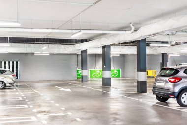 Elektrikli arabalar ve yaya yolları için şarj aletleriyle yeraltı otoparkı.