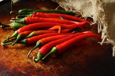 Eskimiş arka planda kırmızı biber.