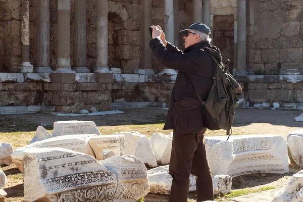 Città Antica Side Turchia Pensionato Uomo Dai Capelli Grigi Che — Foto Stock