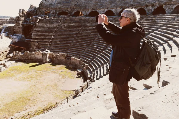 Pensionato Uomo Dai Capelli Grigi Che Fotografa Antico Anfiteatro Con — Foto Stock