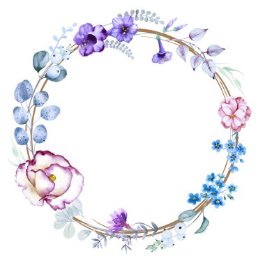 Mor petunyalı yuvarlak çerçeve, mavi unutma beni çiçekleri, karmersini dalları ve fantezi leylak çiçekleri. Yabani tarla çiçekleri, böğürtlenler, renkli yapraklar ve beyaz arka planda izole edilmiş otlarla süslü çelenkler. El çizimi suluboya çizimi. Polis.