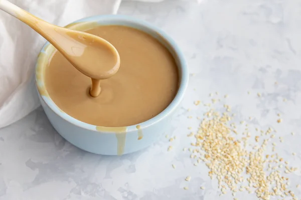 Close Tradicional Oriental Sause Tahini Colher Sobre Tigela Cerâmica Sementes — Fotografia de Stock