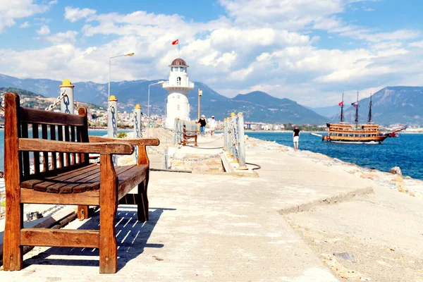 Hermosa Vista Panorámica Del Faro Alanya Turquía Pasarela Banco Madera —  Fotos de Stock