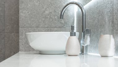 Modern krom su karıştırıcılı kase şeklinde lavabo ve banyo sabunu.