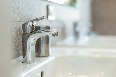 Krom musluğu olan modern lavabo (su karıştırıcı) yakın plan.