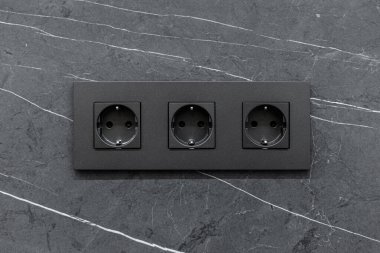 Kara mermer duvardaki siyah prizler