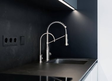 Krom musluklu modern mutfak lavabosu (su karıştırıcı).