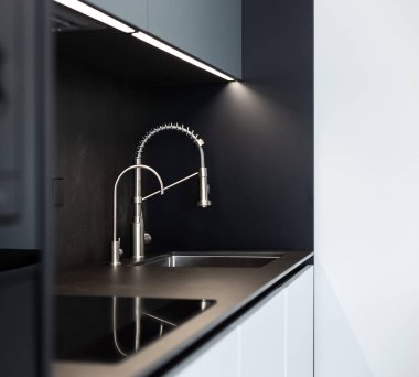 Krom musluklu modern mutfak lavabosu (su karıştırıcı).