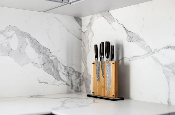 Mutfak Şam Bıçağı Ahşap Manyetik Tutacağa Ayarlandı Stok Resim
