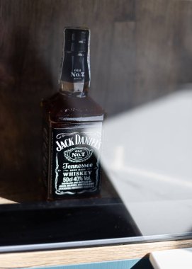 Kyiv, Ukrayna, 15 Eylül 2021. Mutfak dolabında bir şişe Jack Daniels viskisi