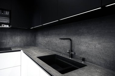 Pahalı bir mutfak lavabosu ve musluğu var.