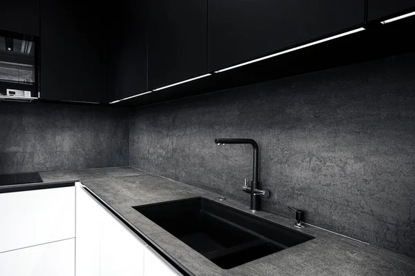 Pahalı bir mutfak lavabosu ve musluğu var.