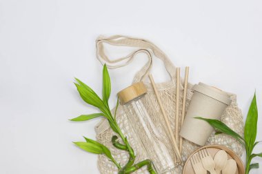 Yeniden kullanılabilir pamuk örgü, beslenme çantası, geri dönüşümlü sofra takımı. Sıfır Atık.