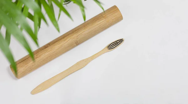 Sikat Gigi Bambu Pada Latar Belakang Putih — Stok Foto