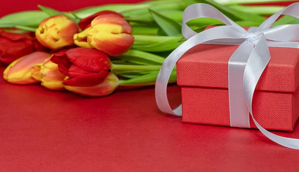 Schachtel Mit Geschenk Schöne Frühlingsblumen Feiertage lizenzfreie Stockfotos