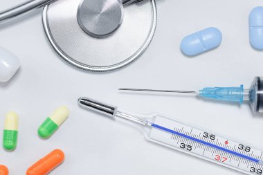 Stetoskop, haplar, termometre ve şırınga
