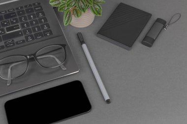 Dizüstü bilgisayar, gözlük ve harici depolama disklerinin üst görünümü