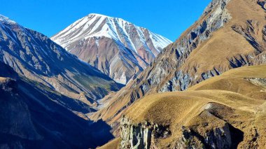 Gudauri, Gürcistan 'daki Kafkas dağlarının muhteşem manzarası.