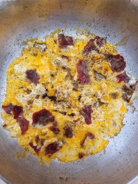 Pastirma, pastourma, basdirma veya yağda yumurta..