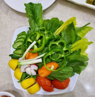 Arap salatası, marul karışık sebze ve roka yaprakları..