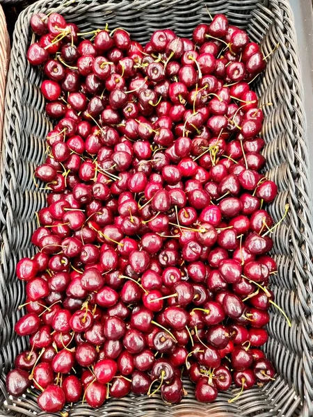 Kiraz, erik cinsinin birçok bitkisinin meyvesidir ve etli bir ilaçtır..