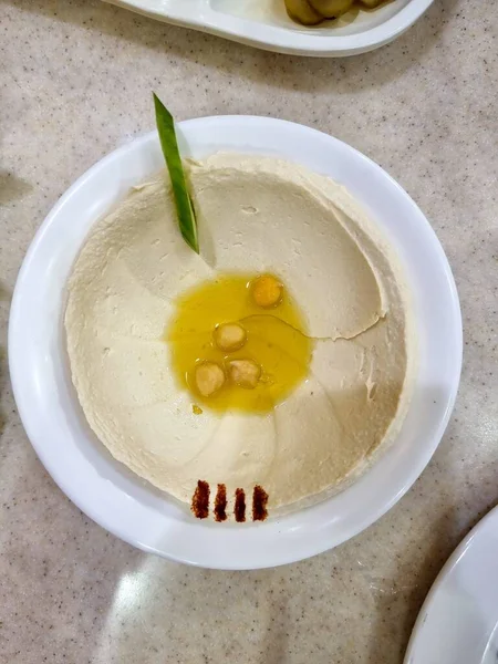 Zeytinyağı ve salatalıklı humus. 