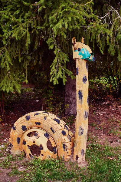 Uma Figura Girafa Feita Uma Velha Roda Pneus Madeira Ideia — Fotografia de Stock