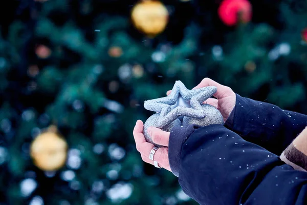 Vrouwen Handen Met Kerstversiering Zilveren Ballen Een Ster Achtergrond Van — Stockfoto