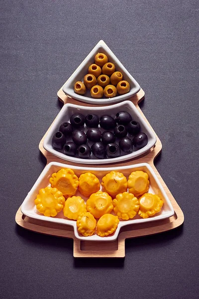 Een Bord Vorm Van Een Kerstboom Met Snacks Zwarte Groene Stockafbeelding