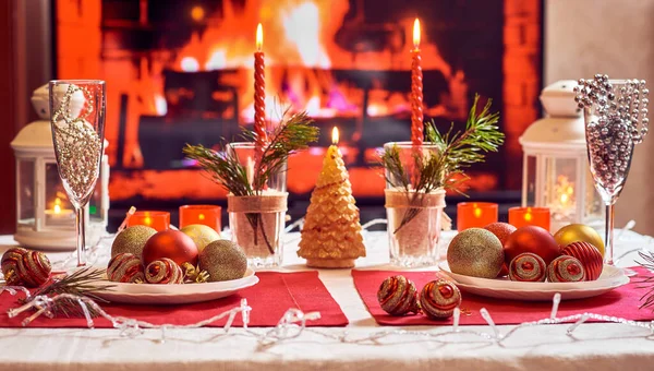 Piros Gyertyák Fények Arany Golyók Karácsonyi Dekorációk Asztalon — Stock Fotó