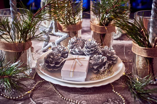 Silberne Zapfen Weiße Geschenkschachtel Weihnachtsdekoration Auf Dem Tisch Nahaufnahme — Stockfoto