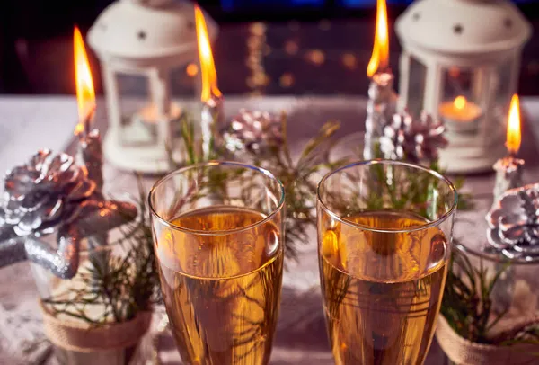 Ezüst Gyertyák Fények Tölcsérek Pezsgő Karácsonyi Dekorációk Asztalon Közelkép Makró — Stock Fotó