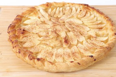 Tahtadaki elmalı turta.