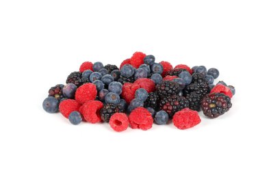 kırmızı meyveler: beyaz arka planda yabanmersini, ahududu ve böğürtlen 