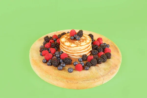 Pancake Dengan Buah Merah Blueberry Raspberry Dan Blackberry Dengan Latar — Stok Foto