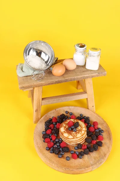 Panqueques Con Frutas Rojas Arándanos Frambuesas Moras Sobre Fondo Colorido —  Fotos de Stock