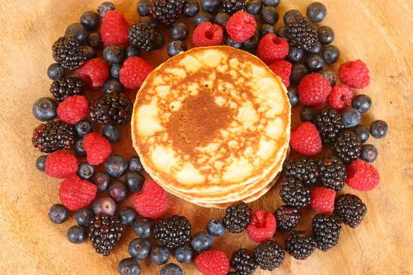 Pancake Dengan Buah Merah Blueberry Raspberry Dan Blackberry Dengan Latar — Stok Foto