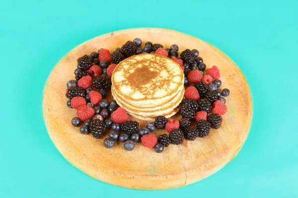 Pfannkuchen Mit Roten Früchten Blaubeeren Himbeeren Und Brombeeren Auf Buntem — Stockfoto