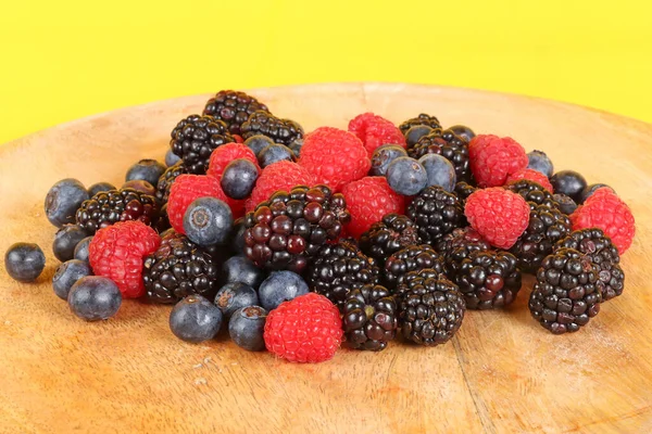 Gros Plan Bleuets Framboises Mûres Sur Une Assiette Bois — Photo