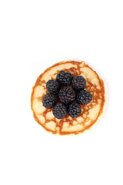 Pfannkuchen Mit Roten Früchten Blaubeeren Himbeeren Und Brombeeren Auf Weißem — Stockfoto